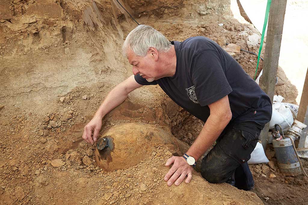 Bom yang belum meledak masih ditemukan secara reguler di seluruh Jerman, bahkan 72 tahun setelah perang usai. Pada Sabtu (2/9/2017) sekitar 20 ribu orang dievakuasi dari Kota Koblenz sebelum ahli penjinak bom menetralkan bom AS seberat 200 Kg di kota tersebut. AFP/Thomas Frey