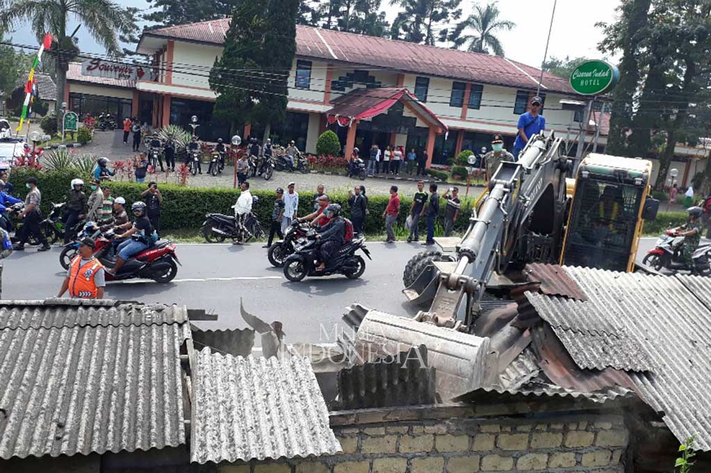 Penertiban lahan milik negara itu akan dipergunakan untuk pelebaran jalan masing-masing atau kiri 2 meter dan ke kanan 2 meter. 