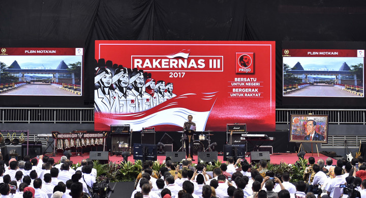 Permintaan agar ikut aktif menjaga persatuan dan bangsa disampaikan Presiden Jokowi dalam pembukaan Rakernas III Ormas Projo (Pro-Jokowi) di Kelapa Gading, Jakarta Utara, Senin (4/9/2017) malam.