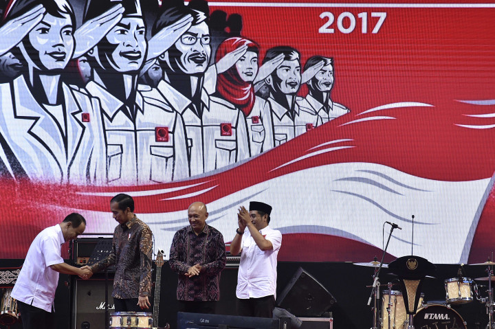 Presiden Jokowi berjabat tangan dengan Ketua Projo Budi Arie Setiadi disaksikan Kepala Staf Presiden Teten Masduki dan Ketua Panpel Rakernas III Projo Handoko. Tahun politik akan yang dimulai pada 2018 merupakan masa yang rawan manuver politik. 