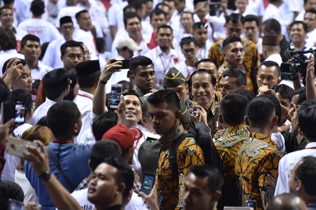 Secara khusus Presiden Jokowi mengingatkan pendukungnya tidak melakukan aksi yang bertendesi memecah belah bangsa seperti memainkan isu SARA dan politik identitas. 
