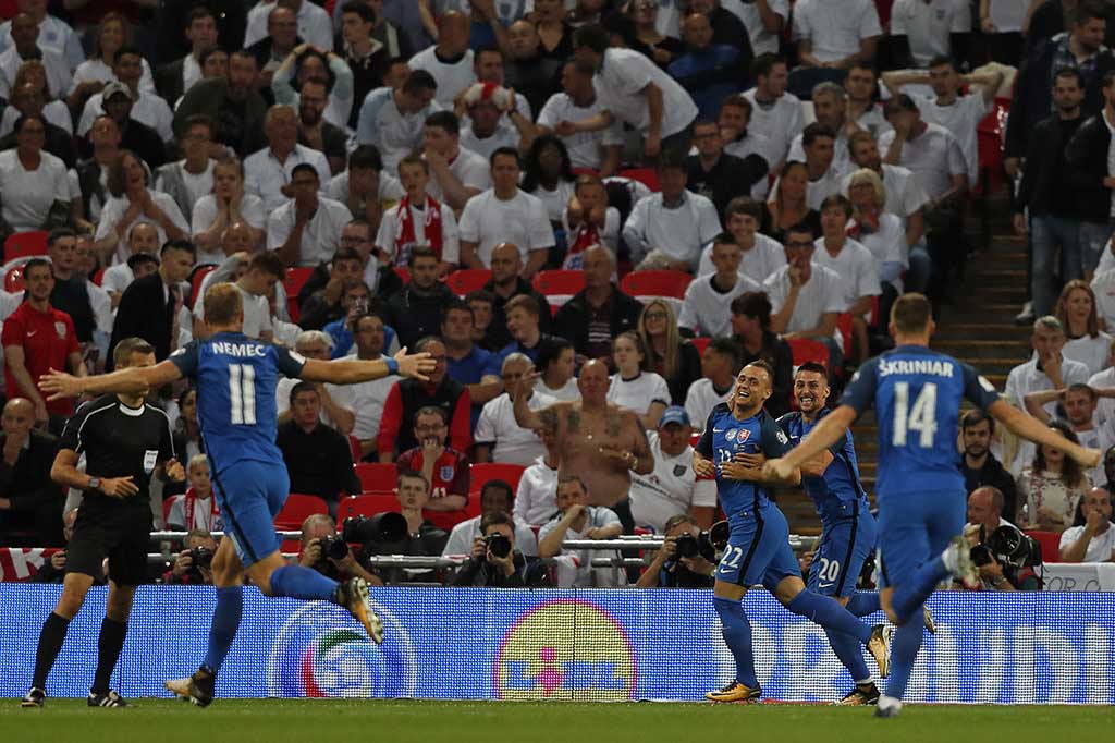 Lobotka melakukan selebrasi bersama rekan-rekan setimnya.