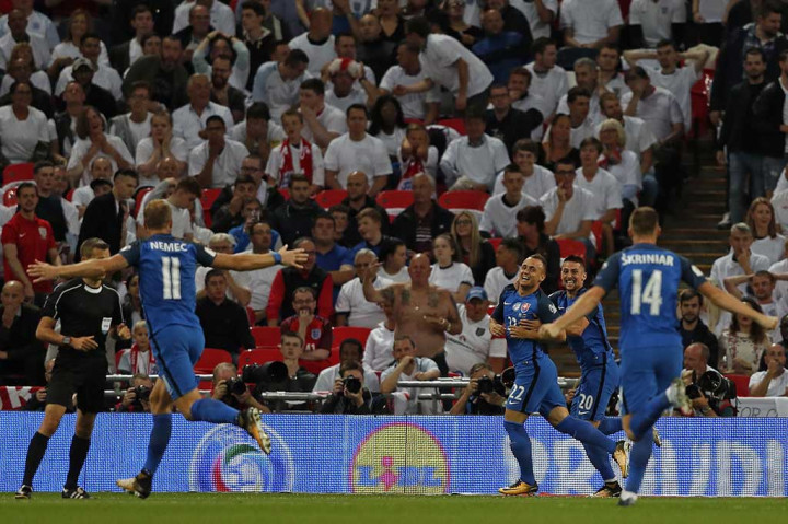 Lobotka melakukan selebrasi bersama rekan-rekan setimnya.