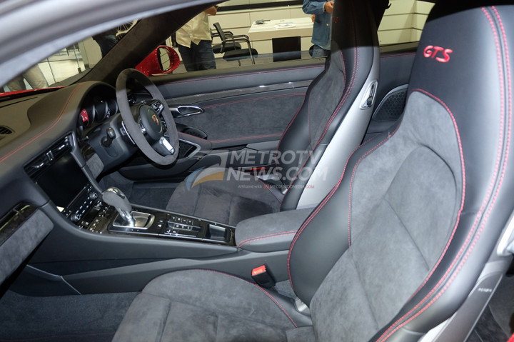 Hampir seluruh bagian mobil di bungkus dengan bahan kulit Alcantara. Kemudian sebagai ciri khas, bagian head rest terdapat jahitan GTS.