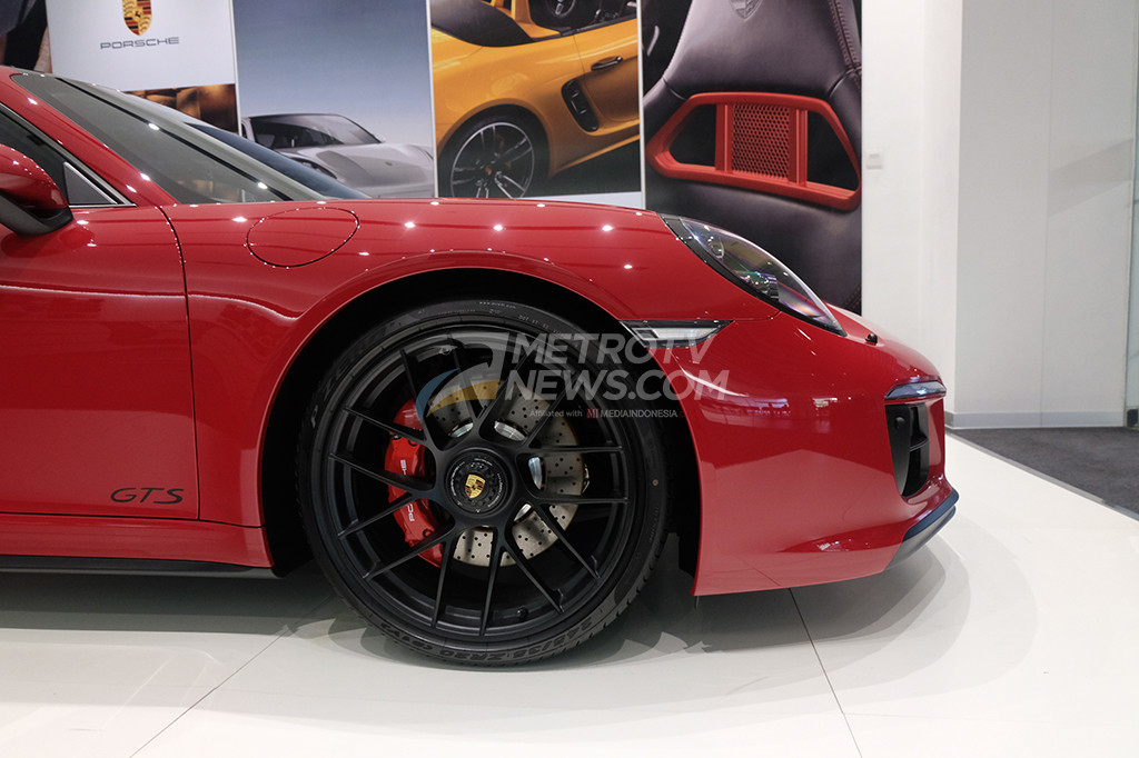 Pelek yang digunakan pun bisa disesuaikan dengan keinginan sang pemilik. Seperti 911 Carrera GTS ini yang menggunakan pelek 20 inci milik 911 Turbo S.