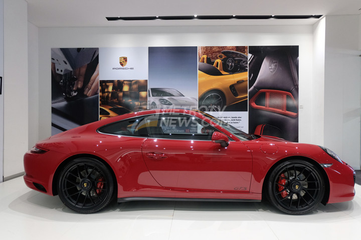 Cat Porsche 911 Carerra GTS ini menggunakan warna Carmine Red. Warna ini dibuat khusus sesuai dengan keinginan si pemilik.