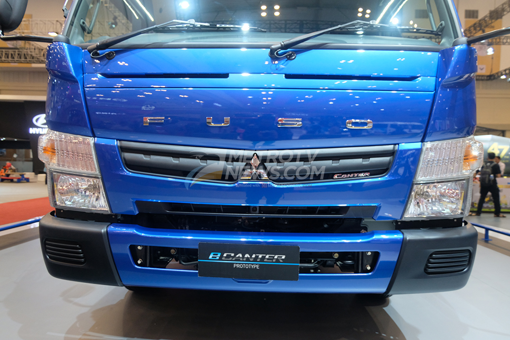 Tampilan e-Canter jadi lebih manis dengan nuansa biru berpadu dengan grill terbaru yang menyiratkan pesan bahwa truk ini sudah ramah lingkungan.