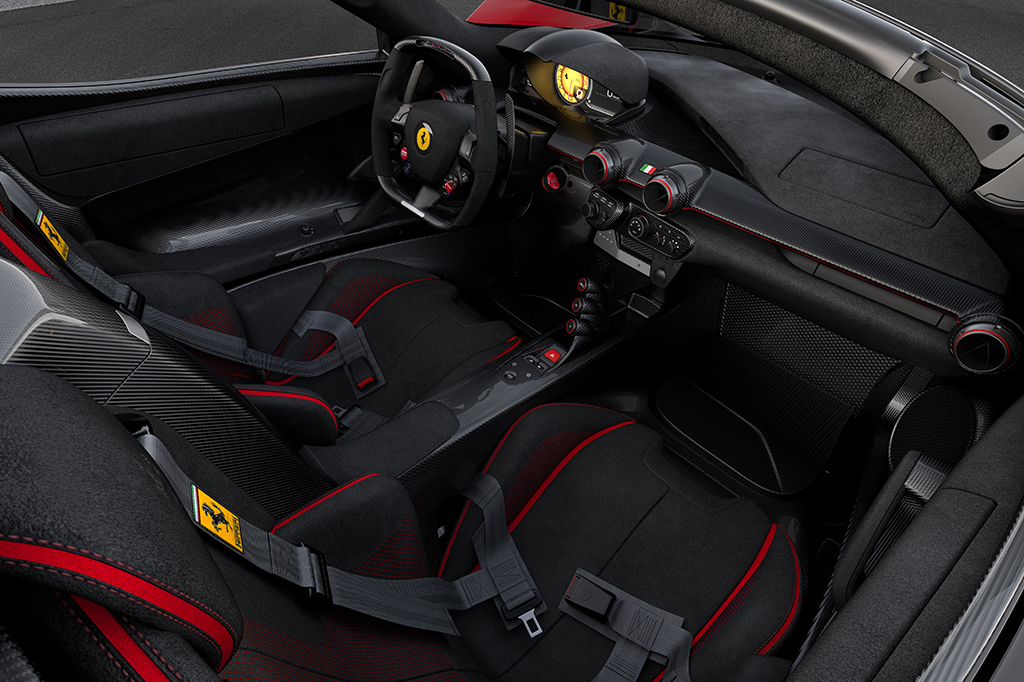 Kabin LaFerrari Aperta menyerupai kokpit mobil balap tulen, lantaran sudah menggunakan full bucket seat, seatbelt 4 titik, dan lingkar kemudi yang desainnya seperti kemudi mobil Formula 1.