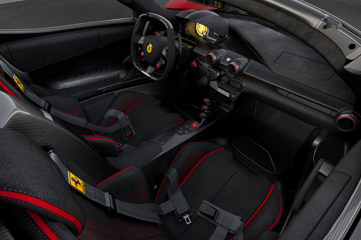 Kabin LaFerrari Aperta menyerupai kokpit mobil balap tulen, lantaran sudah menggunakan full bucket seat, seatbelt 4 titik, dan lingkar kemudi yang desainnya seperti kemudi mobil Formula 1.