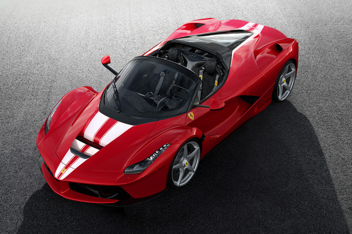 Ferrari mempersiapkan LaFerrari Aperta edisi khusus ini dengan kelir metallic Rosso Fuoco dan dikombinasikan dengan garis balap ganda Bianco Italia metalik.