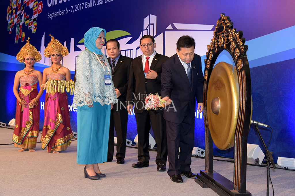 Ketua DPR Setya Novanto didampingi Ketua Badan Kerjasama Antar Parlemen (BKSAP) Nur Hayati Ali Assegaf dan dua Wakil Ketua DPR Faldi Zon dan Taufik Kurniawan memukul gong dalam pembukaan World Parliamentary Forum di Nusa Dua, Bali.