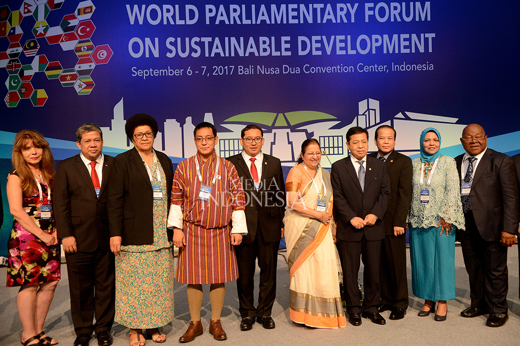 Ketua DPR Setya Novanto didampingi Ketua Badan Kerjasama Antar Parlemen (BKSAP) Nur Hayati Ali Assegaf dan seluruh Ketua Delegasi berfoto bersama dalam pembukaan World Parliamentary Forum di Nusa Dua, Bali.