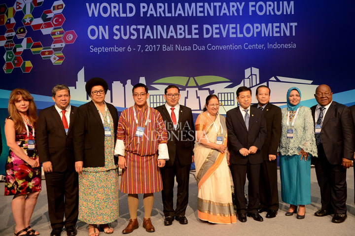 Ketua DPR Setya Novanto didampingi Ketua Badan Kerjasama Antar Parlemen (BKSAP) Nur Hayati Ali Assegaf dan seluruh Ketua Delegasi berfoto bersama dalam pembukaan World Parliamentary Forum di Nusa Dua, Bali.