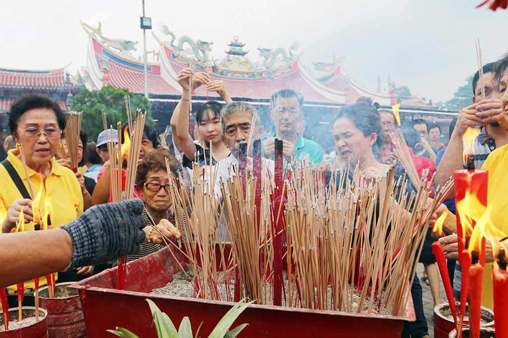 Umat Buddha keturunan Tionghoa membakar dupa pada prosesi sembahyang leluhur, di Vihara Gunung Timur, Medan, Sumatera Utara.