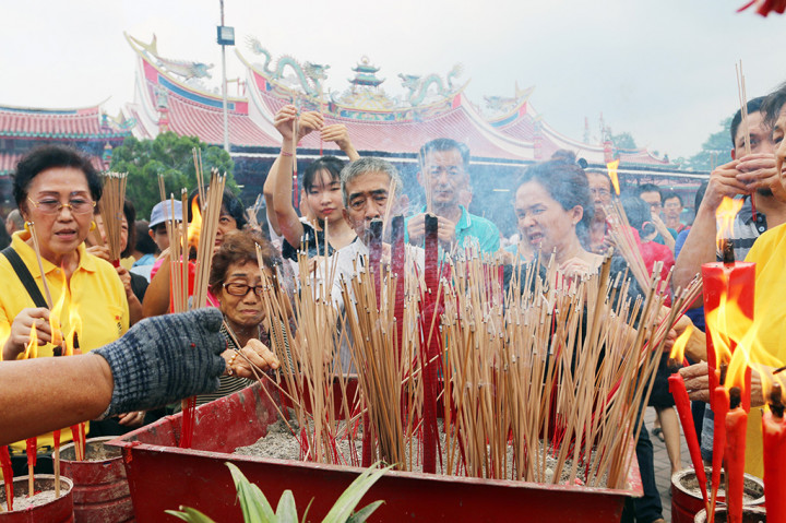 Umat Buddha keturunan Tionghoa membakar dupa pada prosesi sembahyang leluhur, di Vihara Gunung Timur, Medan, Sumatera Utara.