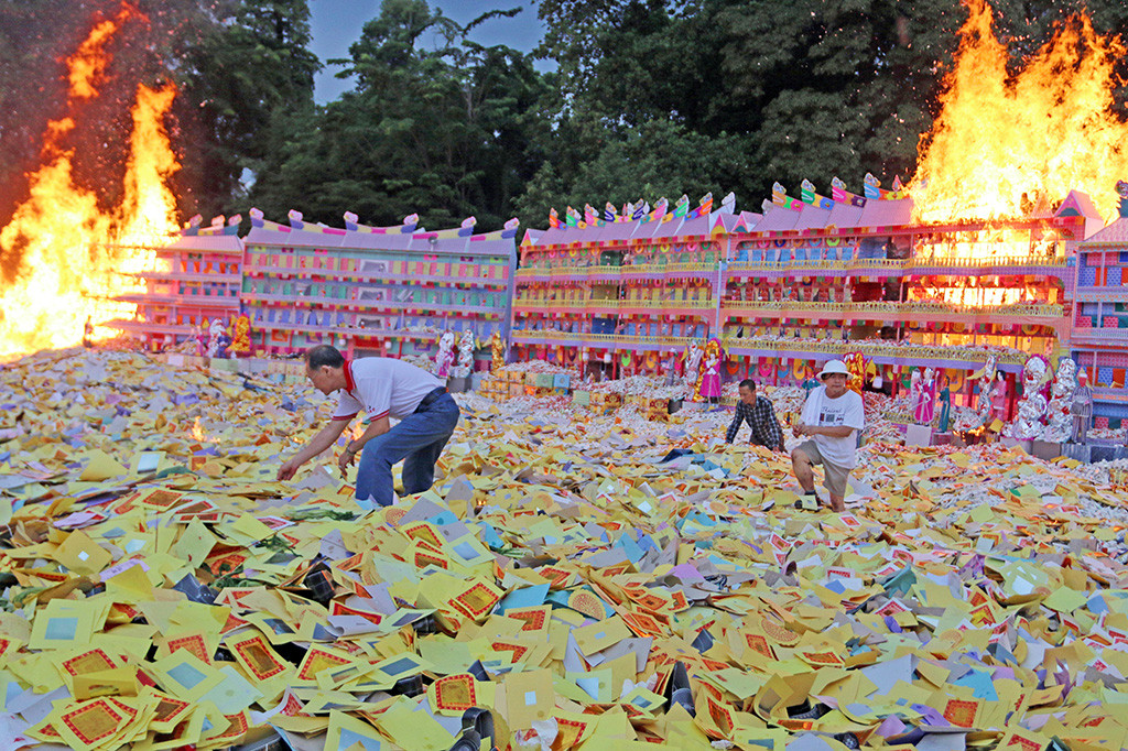Umat Buddha keturunan Tionghoa membakar kertas sembahyang pada prosesi sembahyang leluhur, di Vihara Gunung Timur, Medan, Sumatera Utara.
