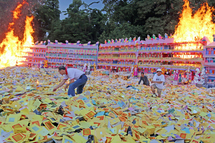 Umat Buddha keturunan Tionghoa membakar kertas sembahyang pada prosesi sembahyang leluhur, di Vihara Gunung Timur, Medan, Sumatera Utara.