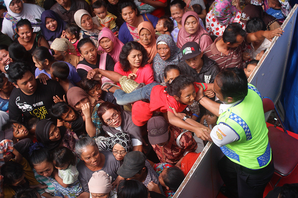 Selain sembahyang leluhur, ada berbagai tradisi yang dilaksanakan sebagai tanda penghormatan terhadap arwah leluhur. Diantaranya ritual King Hoo Ping atau sedekah bumi, sembahyang kubur, sembahyang tinggi dan tradisi sembahyang tinggi.