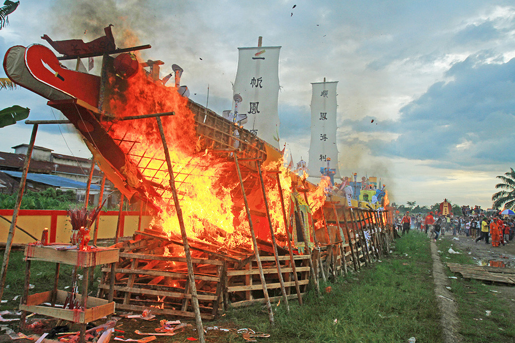 Api membakar Wangkang atau kapal pengangkut arwah leluhur, saat Ritual bakar Wangkang di Komplek Pemakaman Yayasan Bhakti Suci, Sungai Raya, Kabupaten Kubu Raya, Kalbar. Ritual bakar Wangkang yang dilaksanakan pada puncak sembahyang kubur Cit Gwee Puah setiap tanggal 15 bulan tujuh penanggalan Imlek.