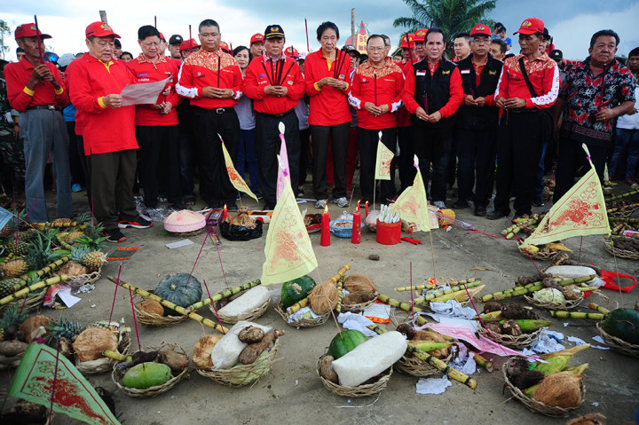 Sejumlah pengurus Yayasan Bhakti Suci mendoakan sesajian hasil pertanian saat Sembahyang Rebut Chio Sik Kow di Komplek Pemakaman Yayasan Bhakti Suci, Sungai Raya, Kabupaten Kubu Raya, Kalbar.