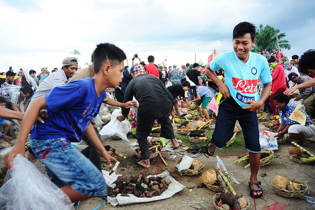 Tradisi Sembahyang Rebut Chio Sik Kow yang dilakukan sebelum pembakaran kapal Wangkang atau kapal arwah leluhur tersebut, dipercaya dapat memperlancar rejeki dan mendatangkan keberuntungan.