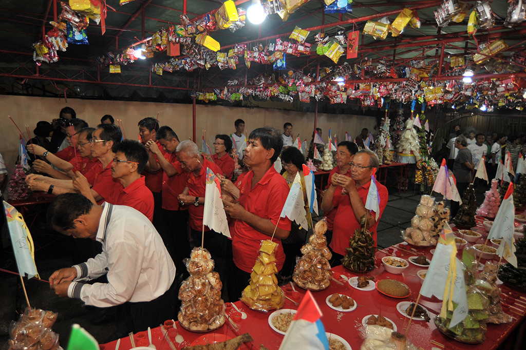 Warga keturunan Tionghoa melakukan sembahyang pada puncak tradisi Sembahyang Tinggi, di Klenteng See Hin Kiong lama, Padang, Sumatera Barat. 