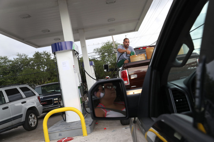 Setelah tanki mobilnya penuh, Oscar Zaldivar mengisikan bahan bakar ke dalam beberapa drum yang dibawanya. Aksi borong bahan bakar ini dilakukannya dan ribuan warga Florida sebagai antisipasi menghadapi dampak serangan badai Irma. Joe Raedle/Getty Images/AFP Photo 