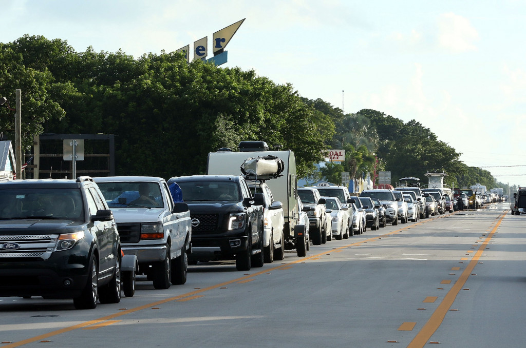 Antrian di jalan lintas pesisir Florida Keys. Tingginya volume kendaraan warga yang hendak mengungsi pada waktu bersamaan untuk menghindari badai Irma menyebabkan kemacetan dan antrian panjang di SPBU. Marc Serota/Getty Images/AFP Photo