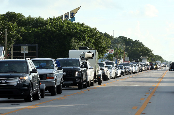 Antrian di jalan lintas pesisir Florida Keys. Tingginya volume kendaraan warga yang hendak mengungsi pada waktu bersamaan untuk menghindari badai Irma menyebabkan kemacetan dan antrian panjang di SPBU. Marc Serota/Getty Images/AFP Photo