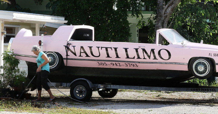 Ada pula warga pesisir Florida Keys yang belum mengungsi. Selain bahan makanan dan bakan bakar, mereka mempersiapkan diri dengan perahu untuk kendaraan bila akhirnya harus mengungsi kelak. Marc Serota/Getty Images/AFP