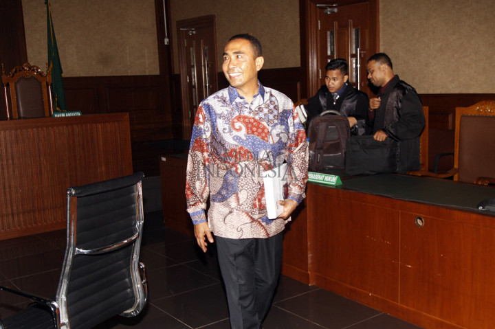 Jaksa penuntut umum KPK menuntut Samsu Umar 5 tahun penjara dan denda 150 juta subsider 3 bulan kurungan.
