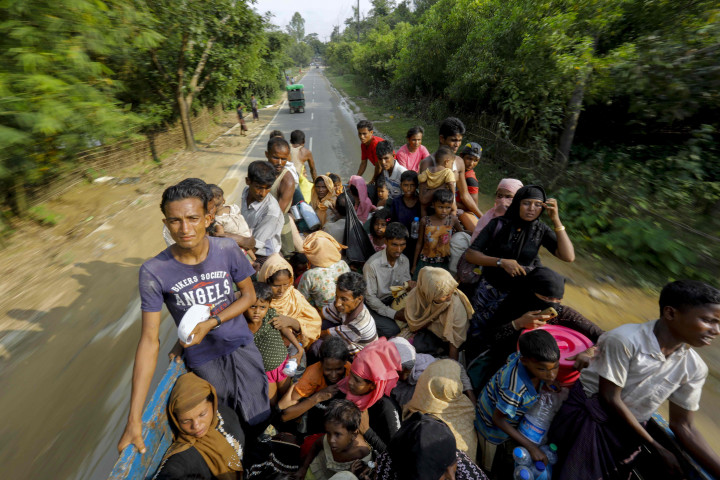 Daya tampung setiap pengungsian tidak besar. Sebagian harus dipindahkan ke dusun lain agar tidak terjadi kepadatan. Seperti pengungsi yang tidak mampu ditampung di dusun Unchinprang ini. 