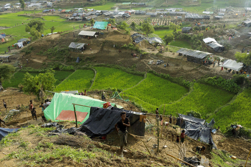 Puluhan tenda penampungan pengungsi sedang dibangun di dusun Unchinprang, Bangladesh. Akes bantuan logistik masih belum terpecahkan karena Bangladesh juga bukan negara kaya.  
