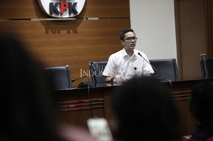 KPK menetapkan Auditor Utama Badan Pemeriksa Keuangan Rochmadi Saptogiri dan Auditor BPK Ali Sadli sebagai tersangka tindak pidana pencucian uang.