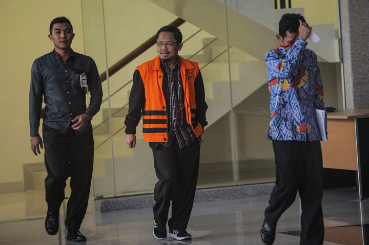 Tersangka Auditor Utama Keuangan Negara (AKN) III Badan Pemeriksa Keuangan (BPK) Rochmadi Saptogiri meninggalkan Gedung KPK seusai menjalani pemeriksaan di Jakarta.