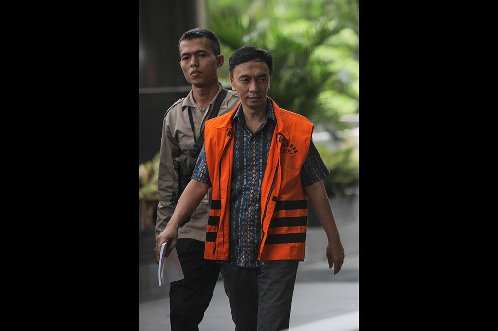 Tersangka Kepala Sub Auditorat III Auditoriat Keuangan Negara BPK Ali Sadli dikawal petugas memasuki Gedung KPK, Jakarta.