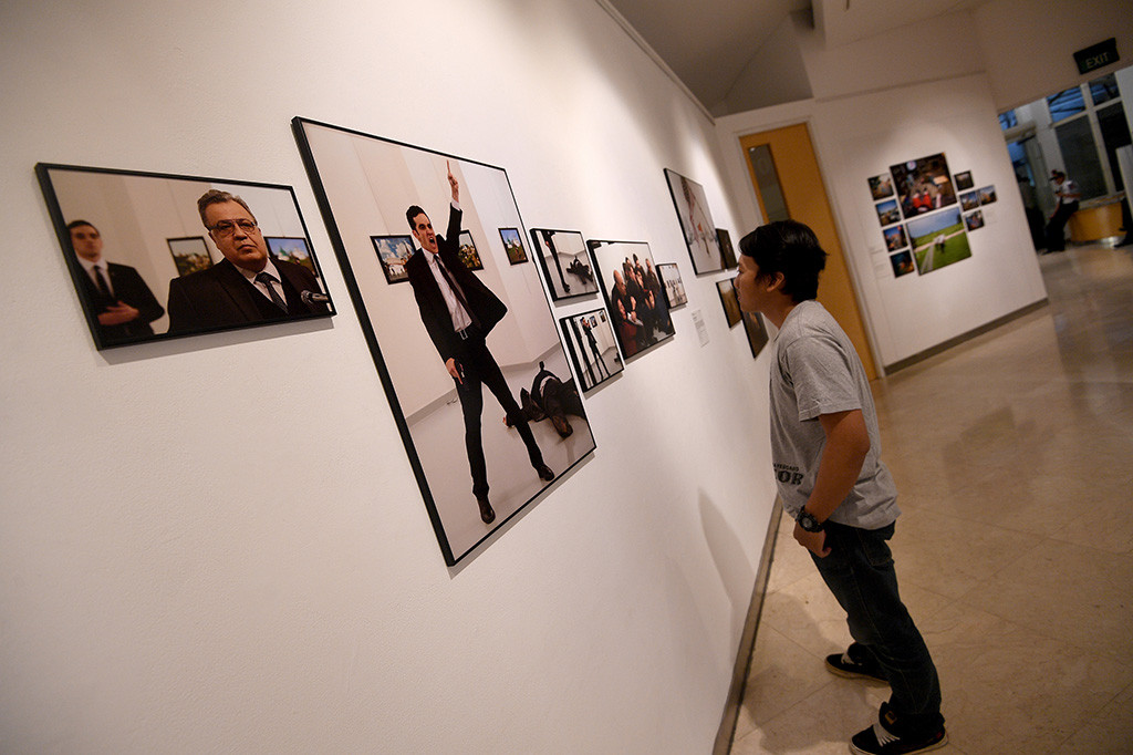 Pengunjung mengamati karya foto yang dipamerkan dalam pameran foto jurnalistik World Press Photo di Erasmus Huis, Jakarta.