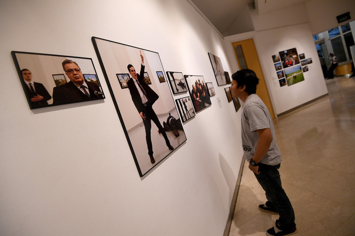 Pengunjung mengamati karya foto yang dipamerkan dalam pameran foto jurnalistik World Press Photo di Erasmus Huis, Jakarta.