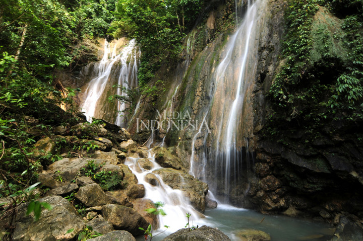 Selain batu karang yang unik, masih terdapat banyak spot menarik yang ada di teluk ini, seperti peninggalan mistis berupa cap tangan yang menempel di dinding, air terjun paka-paka, dan deretan rumah apung masyarakat pesisir. 