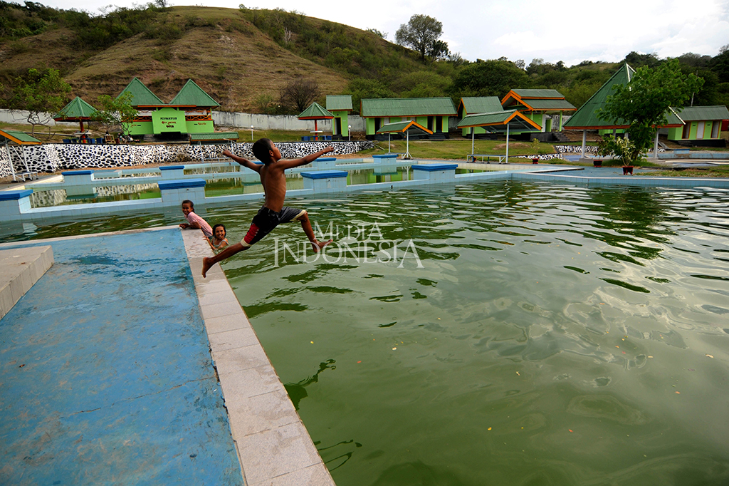Wisata alam Air Panas Bora merupakan obyek wisata alam lainnya di Kabupaten Sigi yang terletak di Desa Bora, Kabupaten Sigi.