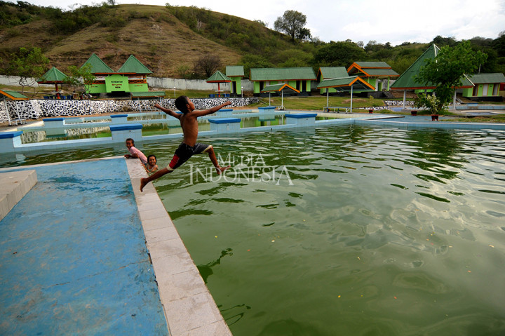 Wisata alam Air Panas Bora merupakan obyek wisata alam lainnya di Kabupaten Sigi yang terletak di Desa Bora, Kabupaten Sigi.