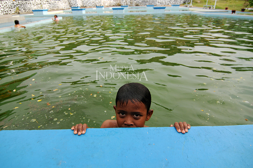 Selain menyuguhkan panorama yang masih alami, mandi di alam terbuka dengan air panas yang keluar dari perut bumi ini diyakini dapat menyembuhkan berbagai macam penyakit.