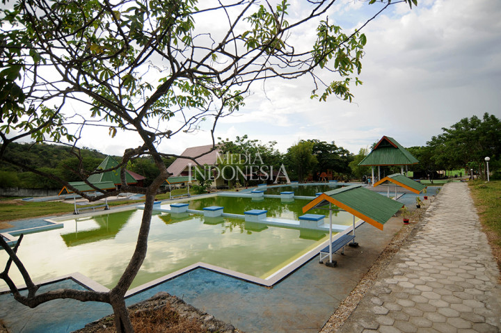 Tempat ini memiliki panorama alam yang indah dan dari celah-celah gunung mengalir air panas yang ditampung pada bak penampungan.