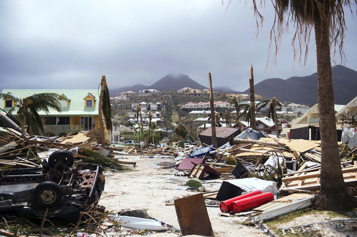 Badai Irma yang termasuk badai kategori berbahaya menghancurkan sejumlah pulau di Karibia.