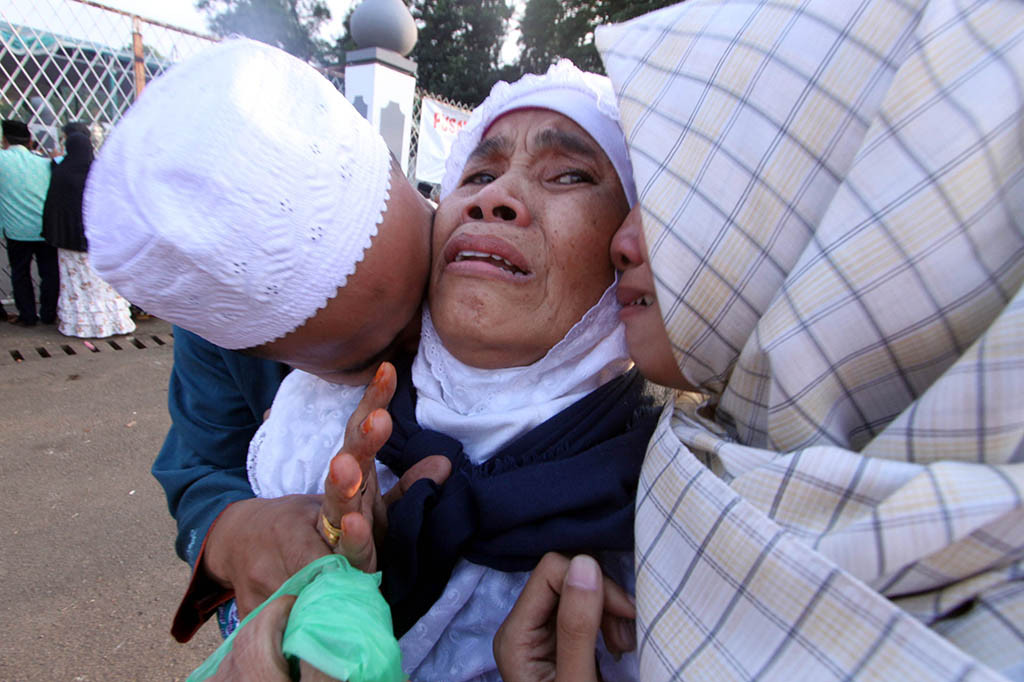 Jemaah haji kloter pertama DKI Jakarta dipeluk anggota keluarganya sesampainya di Asrama Haji, Pondok Gede, Jakarta Timur, Kamis (7/9/2017). Sebanyak 391 jemaah haji kloter pertama DKI Jakarta telah tiba di tanah air. ANTARA/Yulius Satria Wijaya