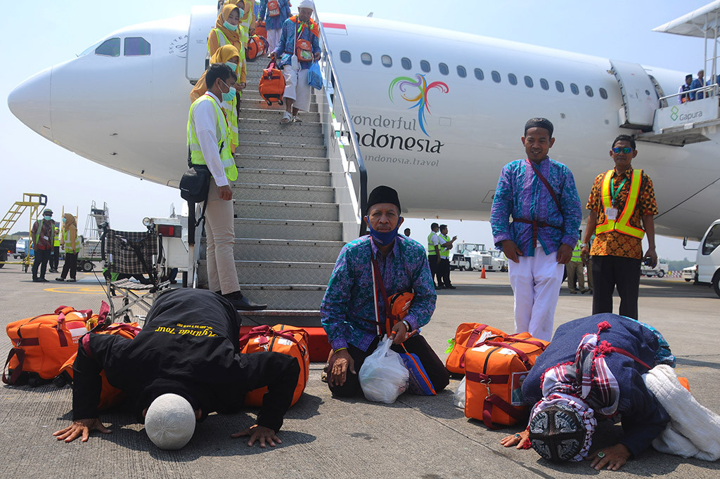 Sejumlah jemaah haji asal Kabupaten Banjarnegara melakukan sujut syukur saat tiba di Bandara Adi Soemarmo, Boyolali, Jawa Tengah, Kamis (7/9/2017). Sebanyak 359 jemaah Haji kloter pertama asal Kabupaten Banjarnegara tiba di tanah air. ANTARA/Aloysius Jarot Nugroho