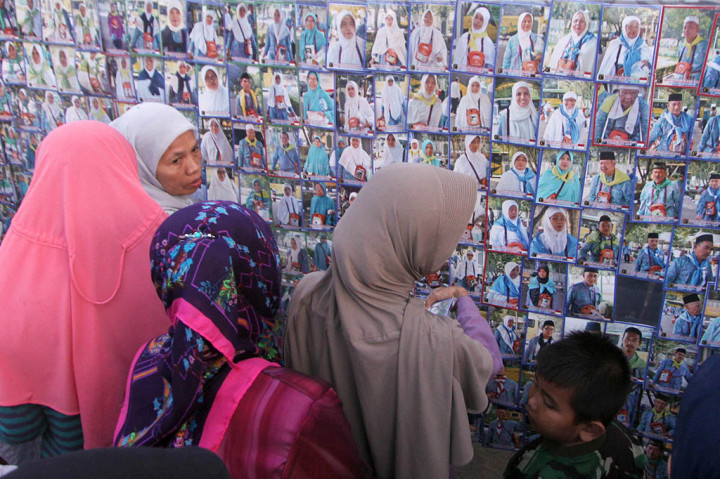 Kedatangan jamaah haji kloter pertama di Asrama Haji Pondok Gede, Jaktim, dimanfaatkan oleh jasa foto keliling untuk mencari nafkah dengan menjual foto dengan harga Rp10.000 per lembar. ANTARA/Yulius Satria Wijaya
