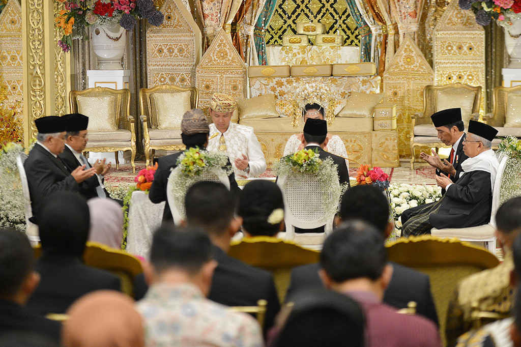 Presiden Joko Widodo, Wapres Jusuf Kalla, Ketua MUI Ma'ruf Amin dan mantan Ketua PP Muhammadiyah Din Syamsuddin menjadi saksi pada prosesi ijab kabul putri Ketua DPD Oesman Sapta Odang, Putri Selaras dengan Danindro Aryadininto.