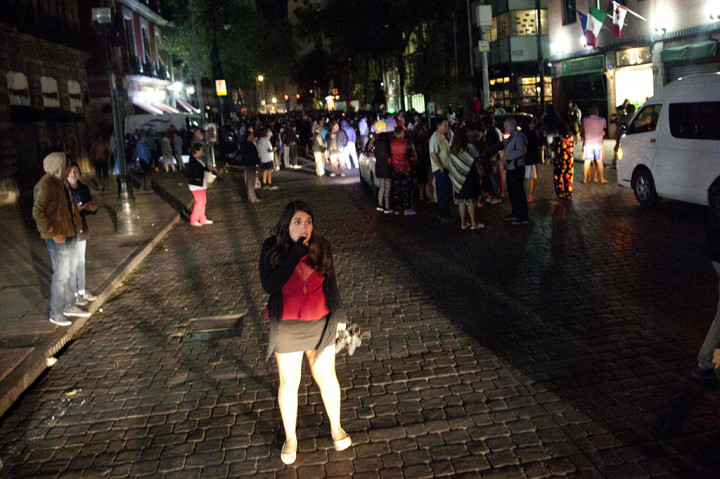 Orang-orang berlarian ke jalan-jalan setelah gempa terjadi. Sejauh ini belum diketahui mengenai kerusakan maupun ada tidaknya korban akibat gempa.