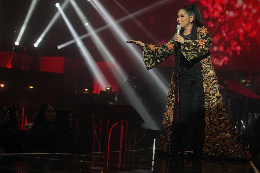 Penyanyi Vina Panduwinata tampil pada konser yang bertajuk 'September Ceria' di Jakarta, Jumat (8/9/2017) malam. 